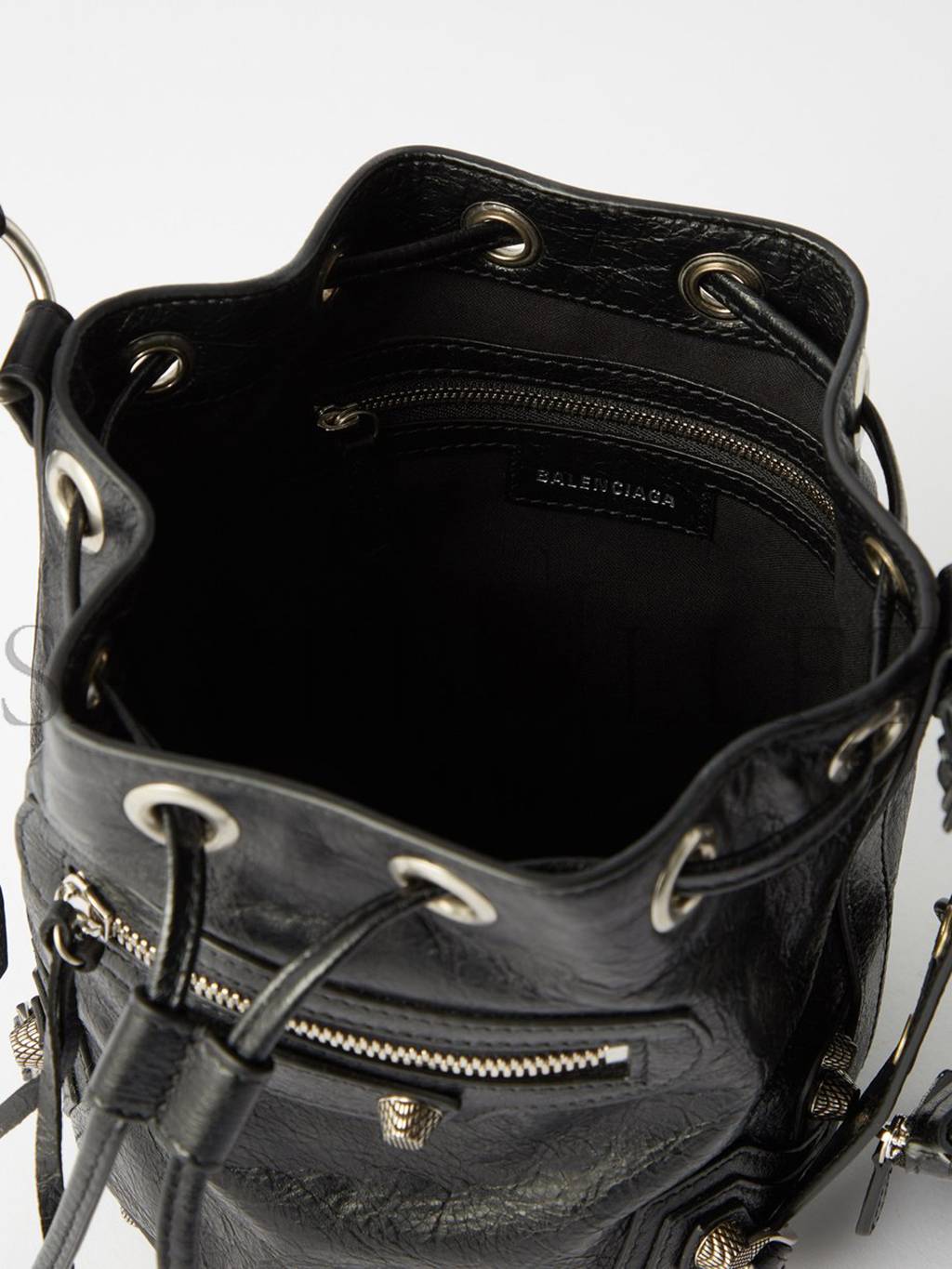 BALENCIAGA BLACK LE CAGOLE XS CRINKLED-LEATHER BUCKET BAG MATCHESFASHION US (22*20*15cm)